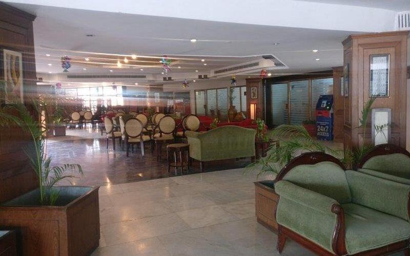 Hotel Raj Hans, Faridabad Exteriör bild